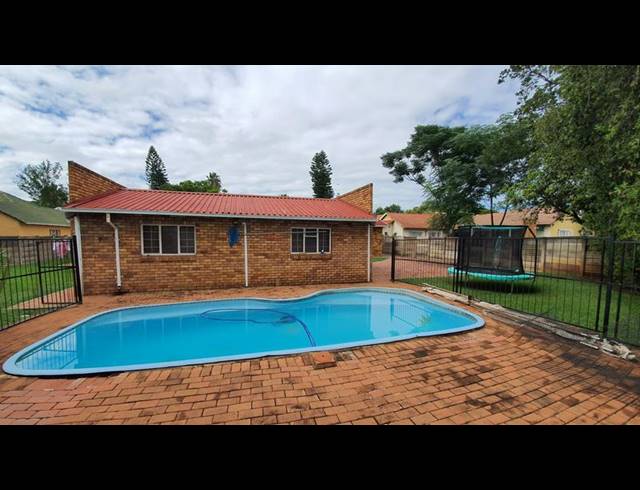 5 BEDROOM HOUSE FOR SALE IN KARENPARK